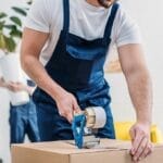 Пакувальник пакує коробки при переїзді — послуги пакувальників Київ